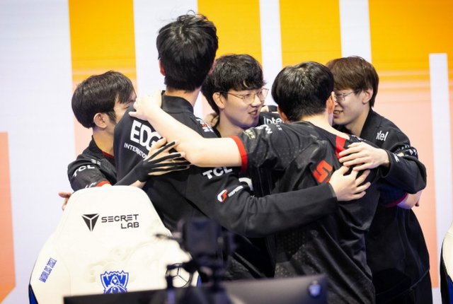 而在足球场 而在足球场